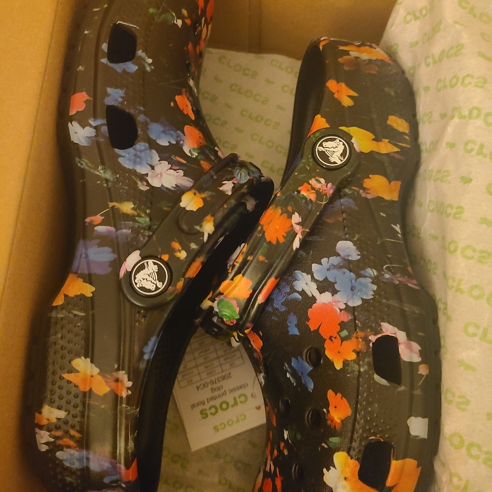 NEW Crocs Black Floral Woman size 9 Men size 7.